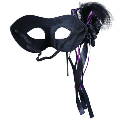 Loup noir avec plumes