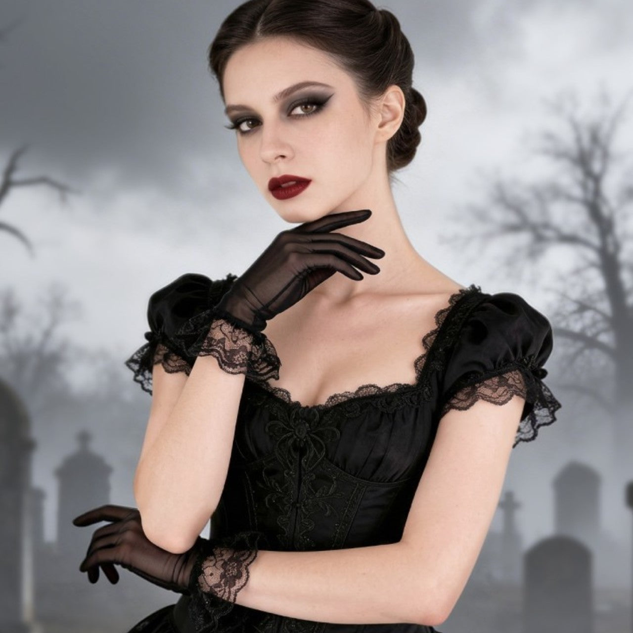 Gants noirs avec volant en dentelle